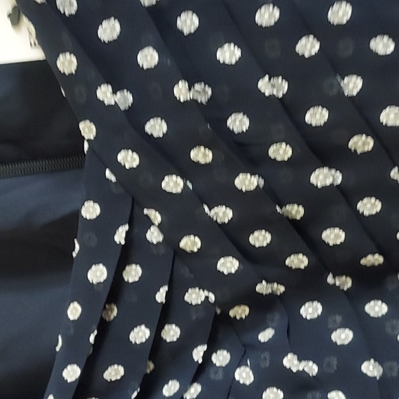 EXPRESS  Top M  NWT   Pattern on dark navy - Picture 5 of 8
